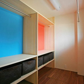 ハイサイド窓にはオシャレなアールヌーボーの装飾格子