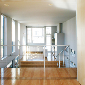 一度解体して組み直した玄関。建具も傷みの激しい箇所を補修して再利用。