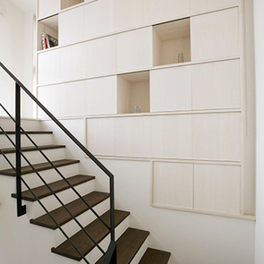 ガラス窓で奥行きを感じる浴室