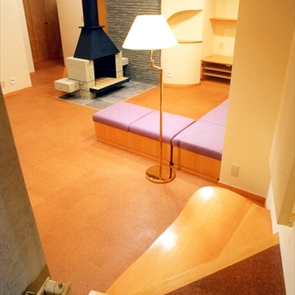 リビングの暖炉を眺める