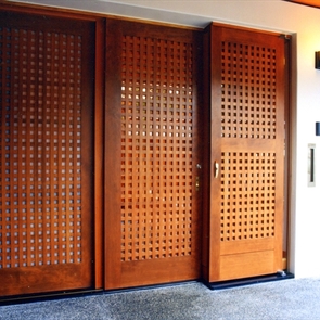 千鳥格子を組み込んだ玄関建具