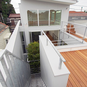 ガルバリウム鋼板の深緑色の外壁