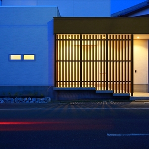 ルーバーと片持ち階段が印象的な外観