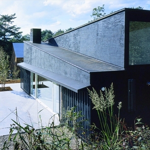 FRPグレーチング、アルミルーバーとガルバ外壁