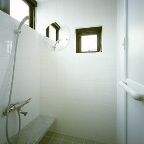 4本の列柱が光の壁のシルエットで映し出され