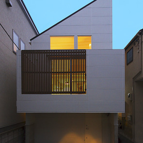 庭や吹抜けと連動させることで、床面積以上の広がりを持たせたリビング