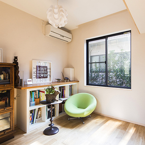 吹抜からキッチンを覗く