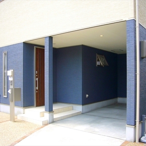 外観　1階のビルトインガレージ