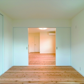 メッシュの棚板がクールな印象の2階外部階段