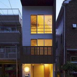 外観は街並に溶け込みながら、洗練された存在感を発揮している