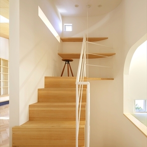 開口部を大きくとった寝室とバルコニー