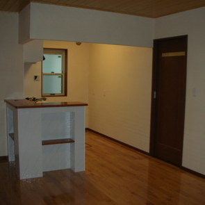 黒を基調にシャープで飽きのこない外観