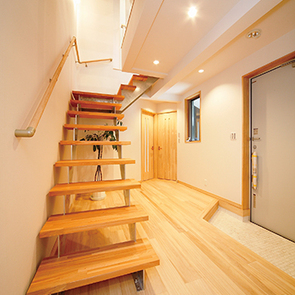 ハイサイド窓にはオシャレなアールヌーボーの装飾格子