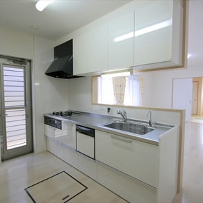 蹴込み板を取り払った風を通す階段