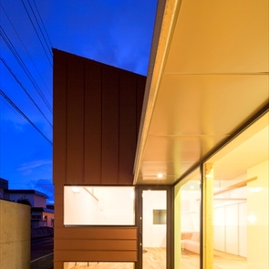 ブリッジには丸い光が、キッチンに伝えます