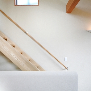 素材の良さをそのままに、すっきりとした階段