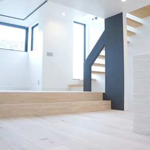 随所に自然光を取り入れる窓と間接照明で柔らかな印象に