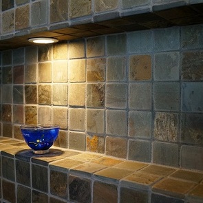 玄関を入ると、正面の地窓から覗く水盤が出迎える。