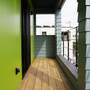 茶室となる和室へと続くモダンなドライな庭