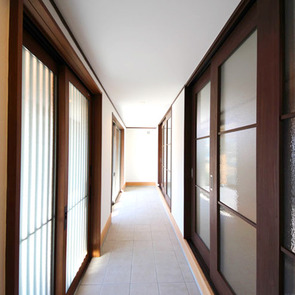 木製のベンチもある広い玄関スペース