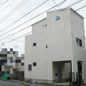 色々な仕上げが交差する中央階段