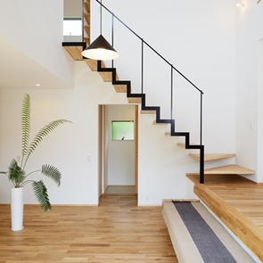 コの字に伸びる階段