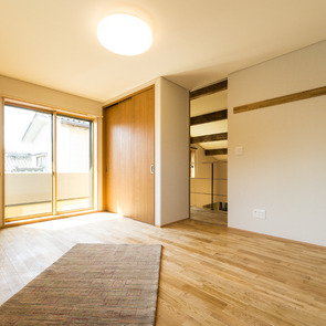 階段ホールから見るLDK