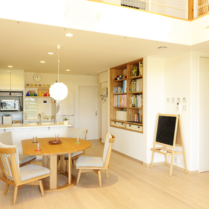 天井軒天の板張りがLDKと中庭をひとつの空間に…