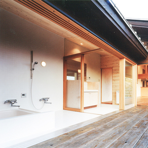 自然素材でつくられた心地の良い広間