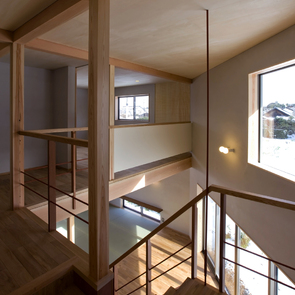 手すりも階段と同じ集成材で統一した、まとまりのある階段