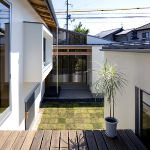 廊下より見る。フローリングのパッチワーク。左奥：既存、右奥：新設、手前左：新設、手前右：既存。奥はオーク、手前はラオス松のフローリング。