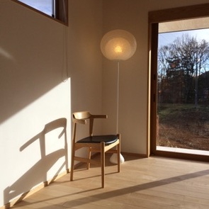 リゾート感のある玄関からは、外の植栽が見えます