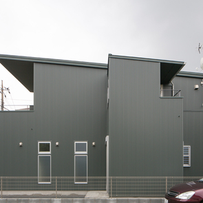 ガルバリウム鋼板の深緑色の外壁