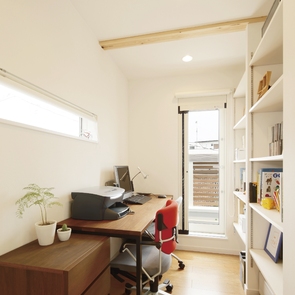 鉄と木の格子をアクセントにした外観