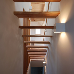 地階に光を落とすための透けた階段