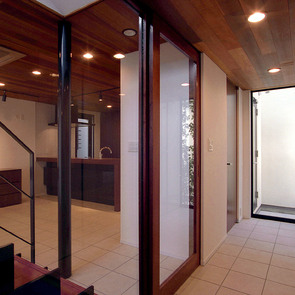 エントランス〜ライトコート〜リビングの繋がり