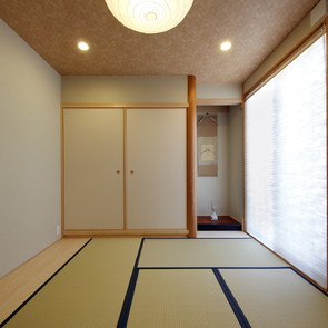 豊かな緑の中に浮かんでいるかのような、シンプルな箱