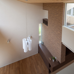 小窓使いとタイルの使い方がかわいらしい、白を基調とした外観