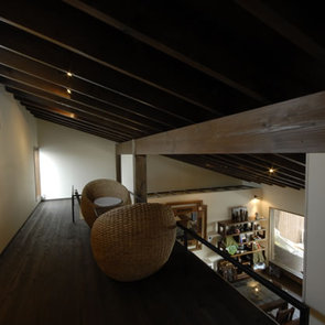 キッチンから玄関を見る