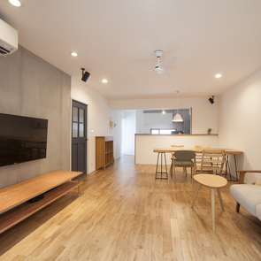 木材に反射した暖かい光が漏れ出す夕景