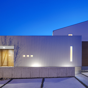 白で統一された明るく透明感のある室内