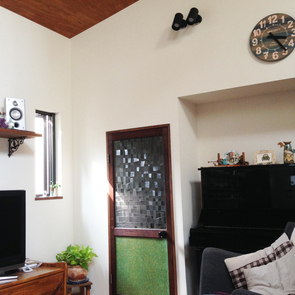 廊下を挟んで中庭から優しい光が導かれてくる、開放感のある和室