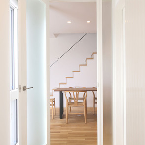 普段からダイニングテーブルで寛ぐ生活のため、いわゆるリビングはありません。