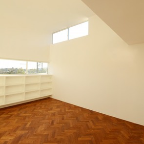 リビングから見上げる階段