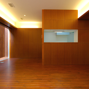 海と山の両方に向かって、大きく開かれた、木の箱