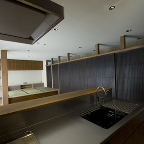 中庭は挟んで空間が連続する。