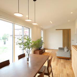 半屋外のような上質な雰囲気の大きなリビングホール