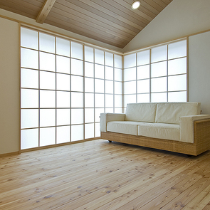 インナーテラスのようなダイニング（杉床の小上がり）。