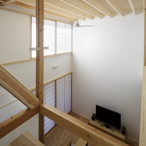 和モダンな障子が、黒いフローリングとピアノにマッチしている空間