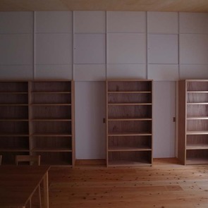 玄関ホールと同素材を室内に使用した、海外のような佇まいの玄関ホール